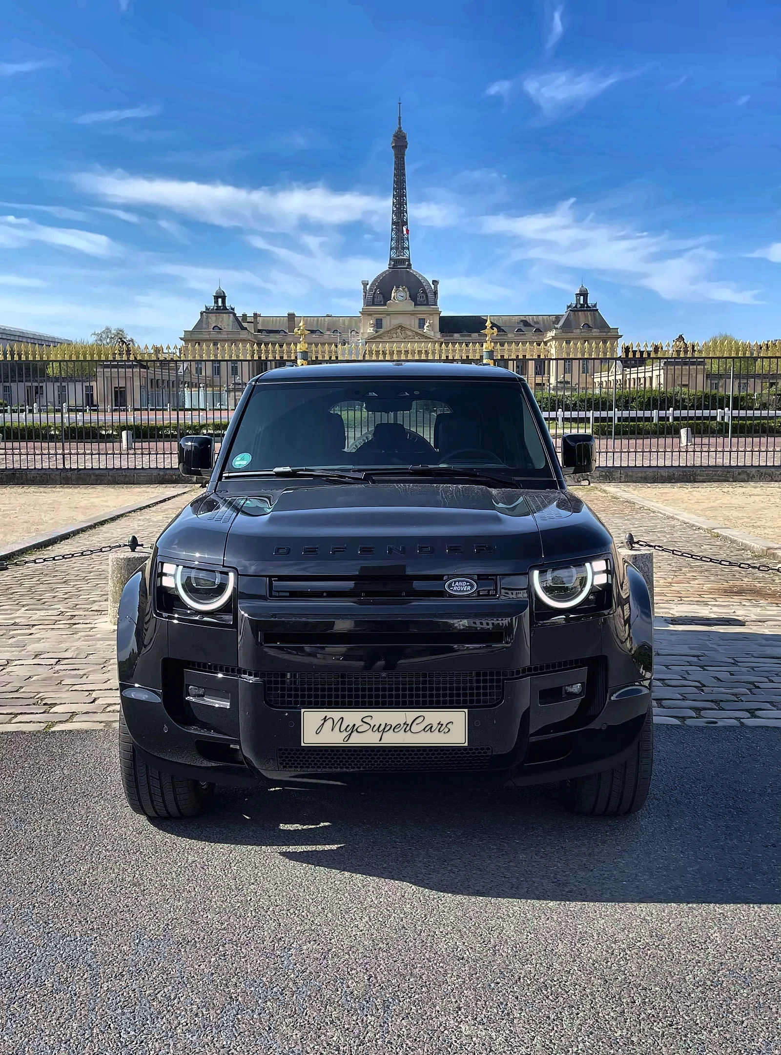Land Rover Defender noir devant l’École militaire