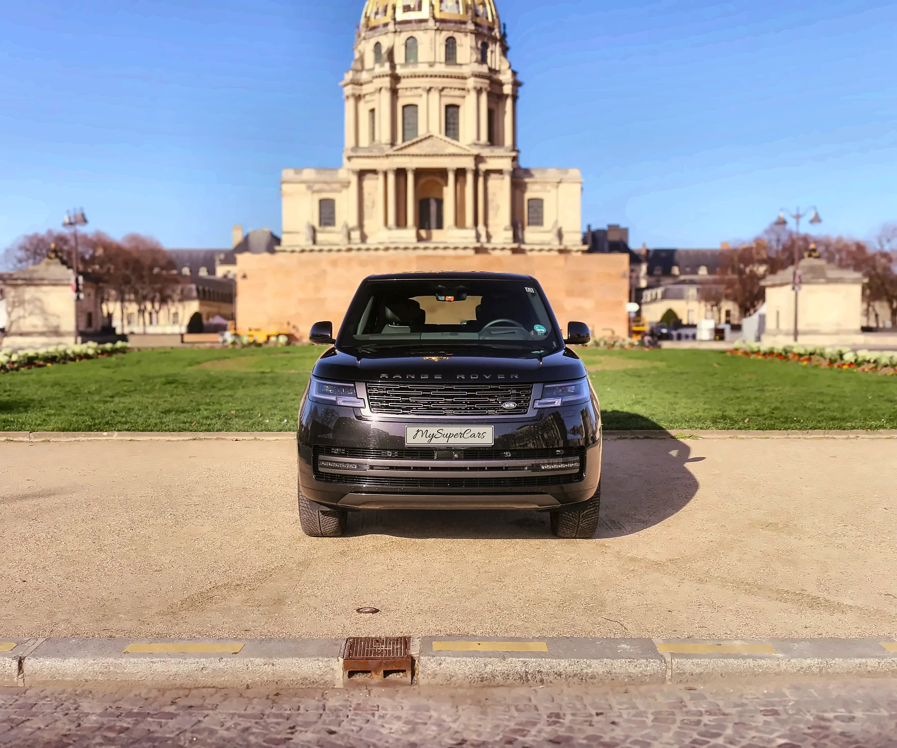 Range Rover noir devant les Invalides
